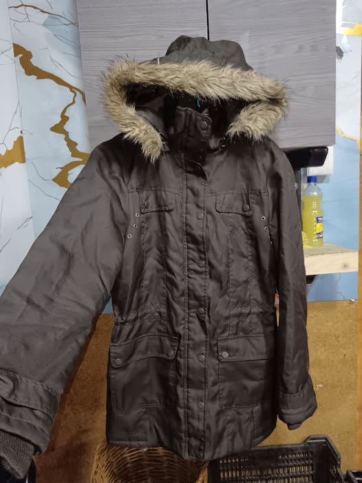 Parka con capucha de piel talla M-L